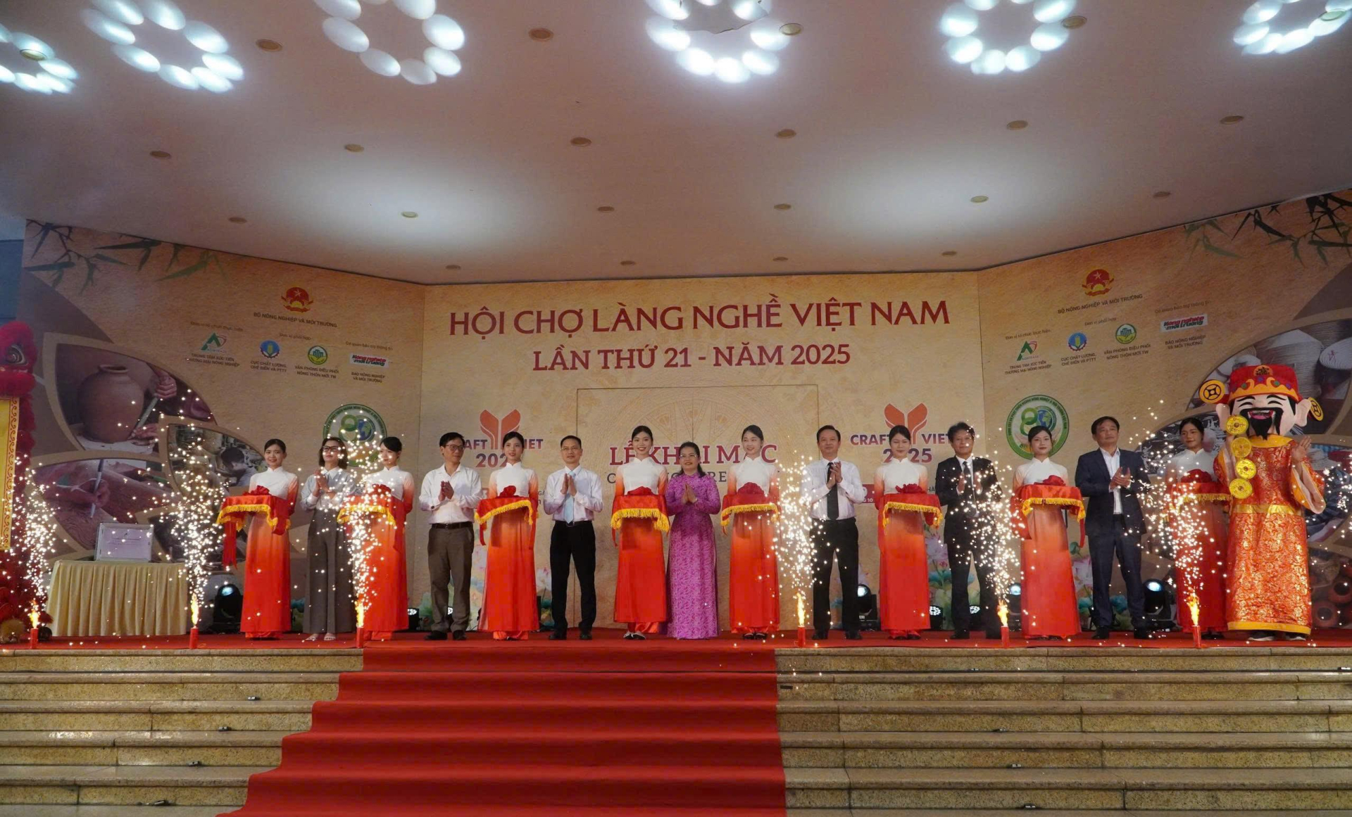 Các đại biểu cắt băng khai mạc sự kiện.