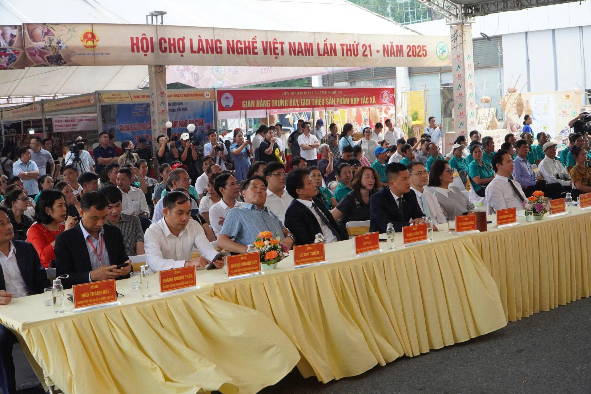 Các đại biểu tham dự lễ mạc Hội chợ Làng nghề Việt Nam lần thứ 21 năm 2025.