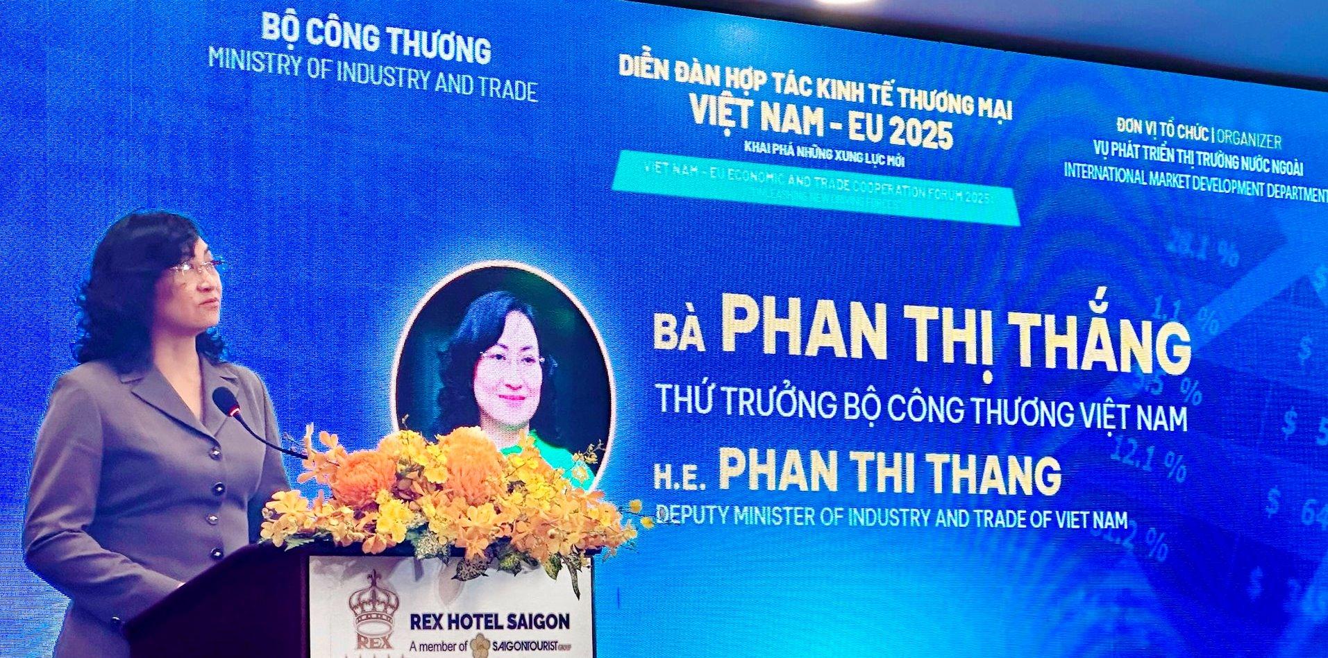 Thứ trưởng Bộ Công Thương Phan Thị Thắng phát biểu khai mạc diễn đàn.