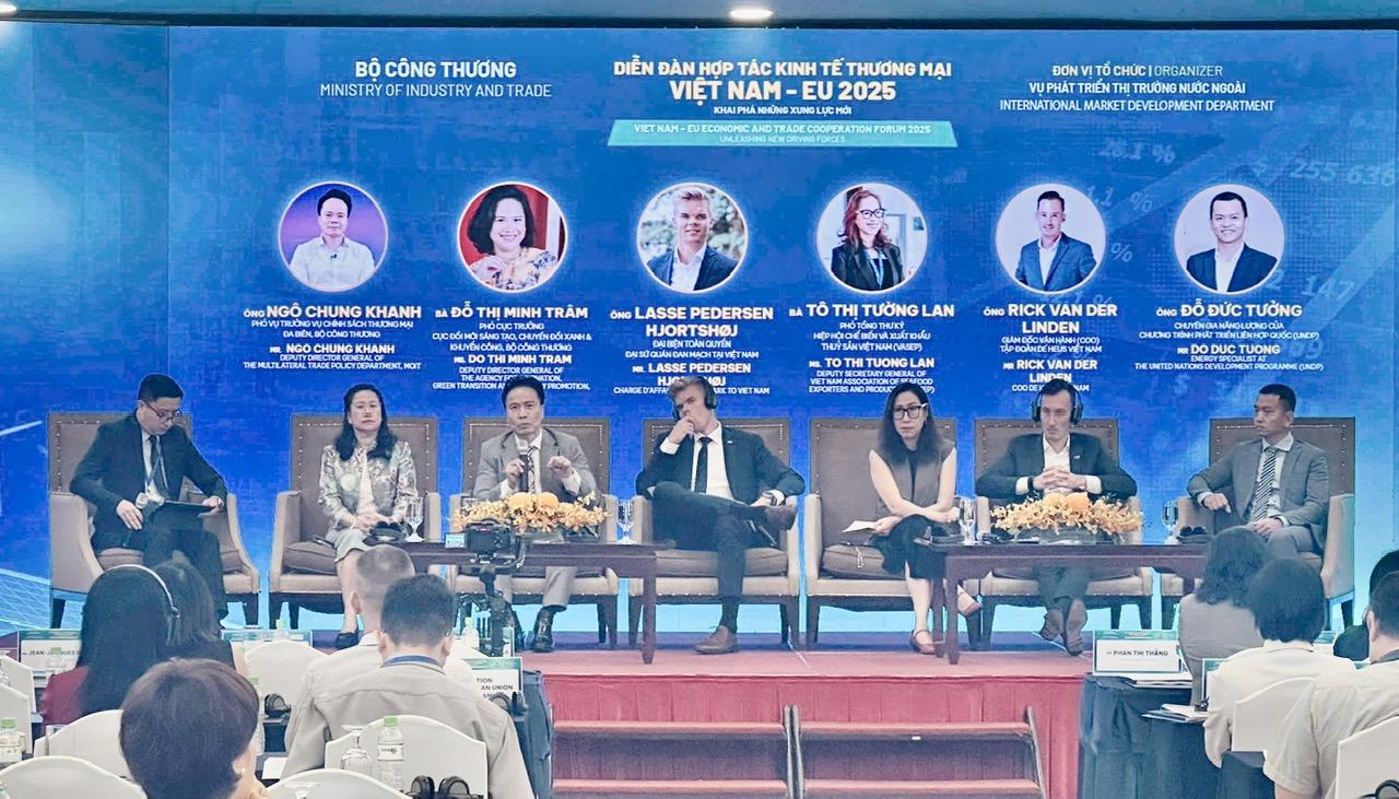 Các diễn giả thảo luận tại diễn đàn.