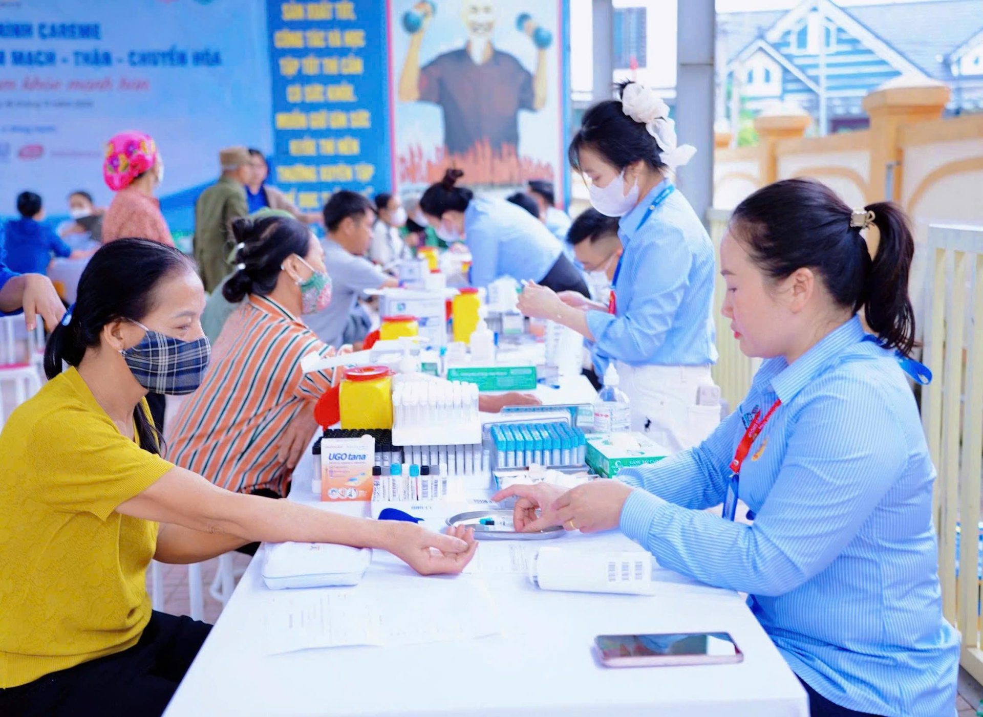 Người dân Nghệ An được khám sàng lọc bệnh Tim mạch – Thận – Chuyển hoá tại chương trình.