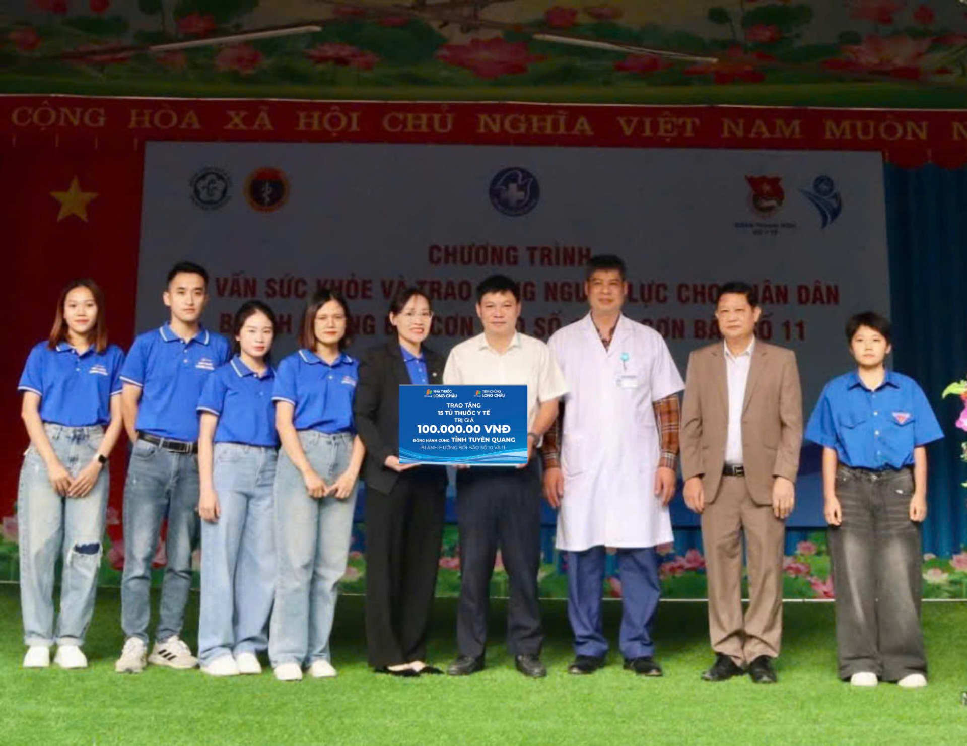 Chương trình trao 15 tủ thuốc y tế cho các trạm y tế xã tại Tuyên Quang.