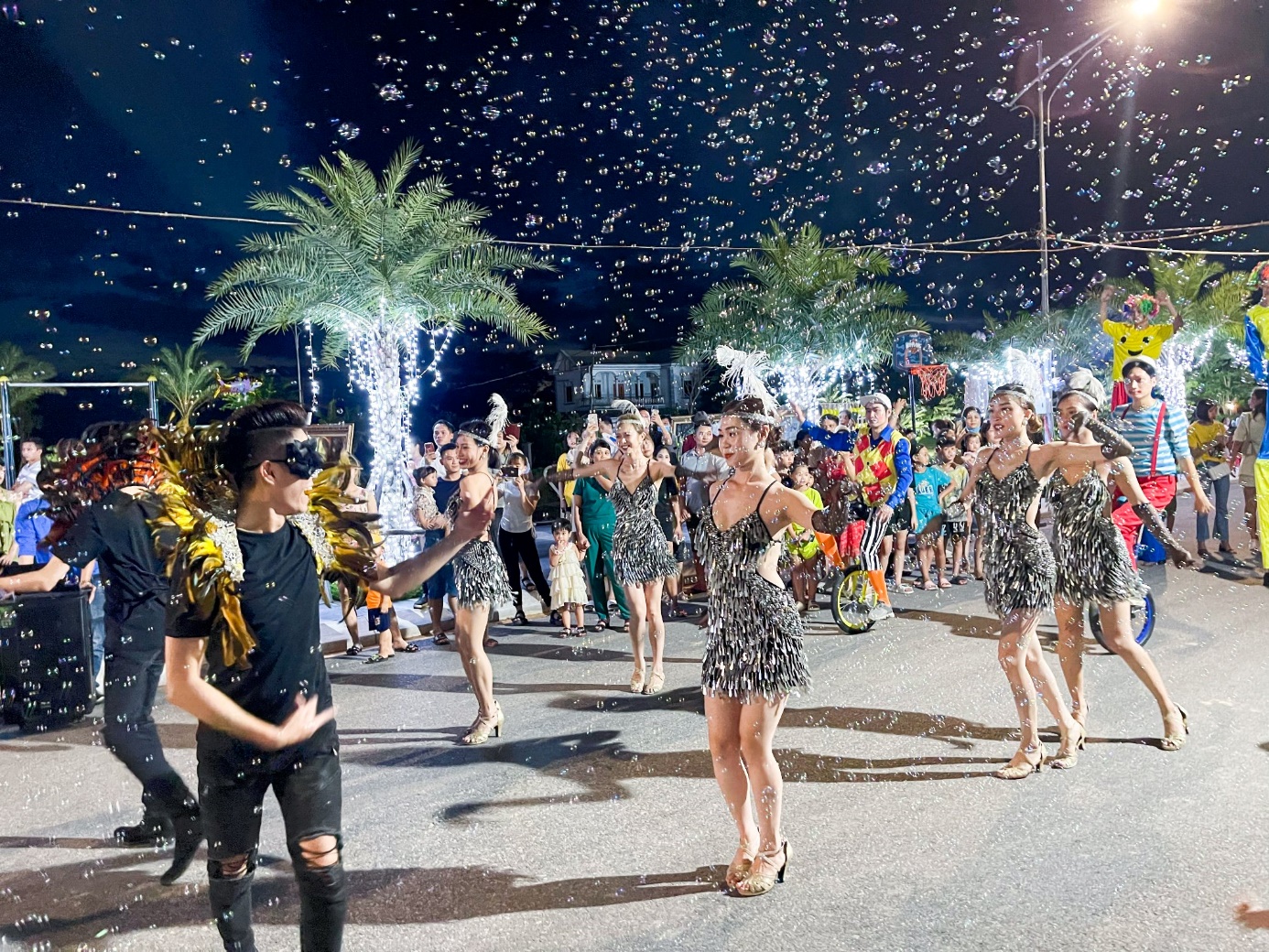 Những lễ hội đường phố sôi động thu hút đông đảo người dân tham gia tại Danko Avenue.