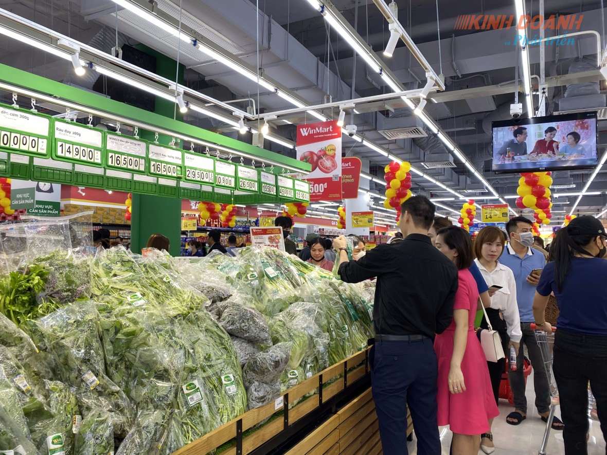 Khách hàng mua sắm tại siêu thị trong ngày khai trương.