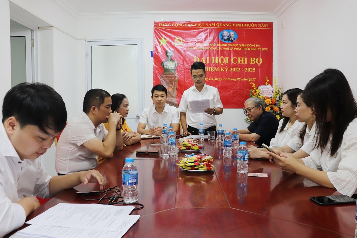 Đồng chí Nguyễn Hữu Mạnh trình bày Báo cáo chính trị tại Đại hội. 