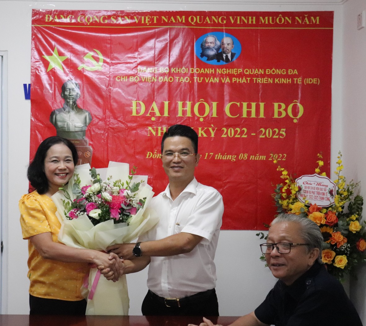 Đồng chí Nguyễn Thị Hồng Chuyên, Tổng Biên tập Tạp chí Kinh doanh và Phát triển chúc mừng Đại hội.