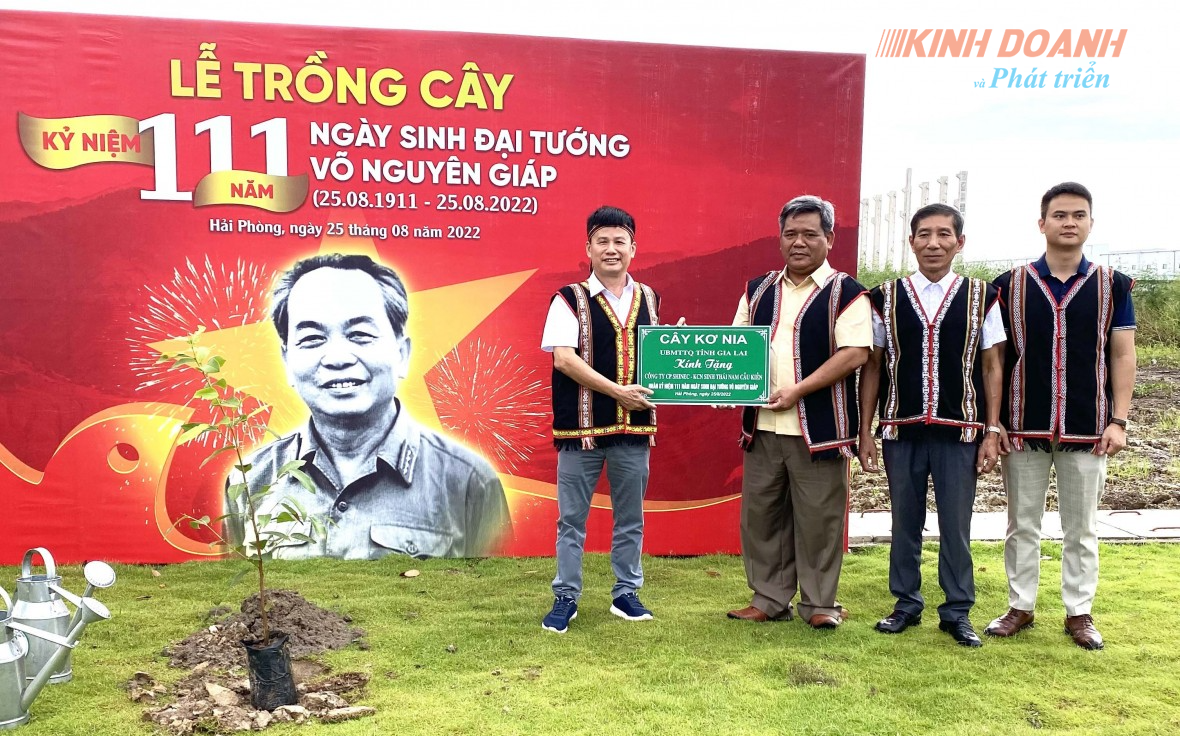 Chủ tịch Ủy ban MTTQ Việt Nam tỉnh Gia Lai Hồ Văn Điềm (thứ 3 từ phải sang) trao bảng tượng trưng tặng cây kơ nia cho Công ty cổ phần Shinec