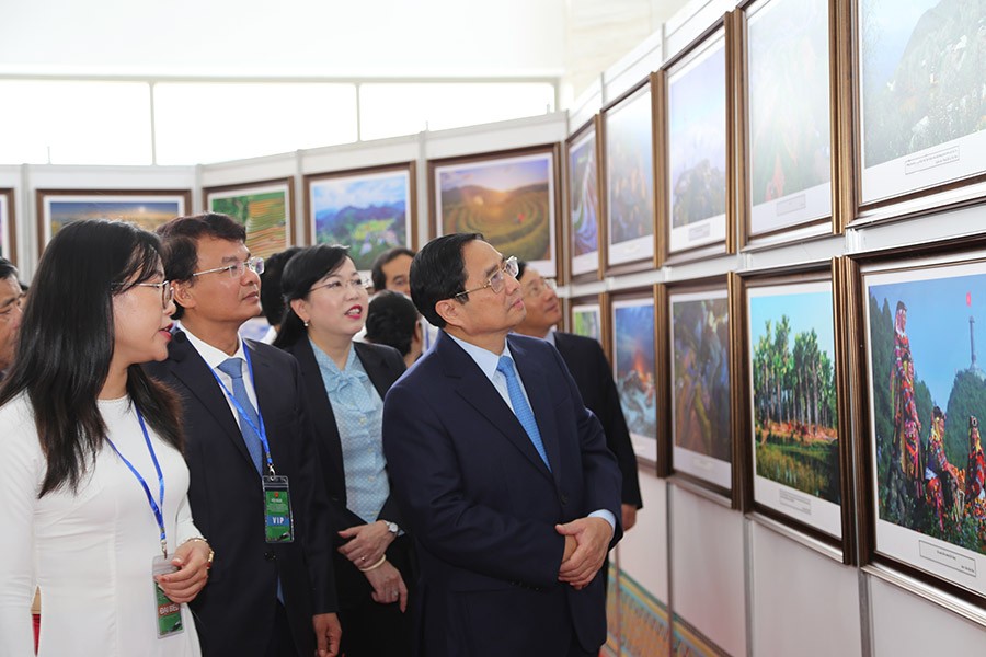 Thủ tướng Chính phủ Phạm Minh Chính, Phó Thủ tướng thường trực Chính phủ Phạm Bình Minh và các đồng chí lãnh đạo tham quan gian trưng bày ảnh nghệ thuật