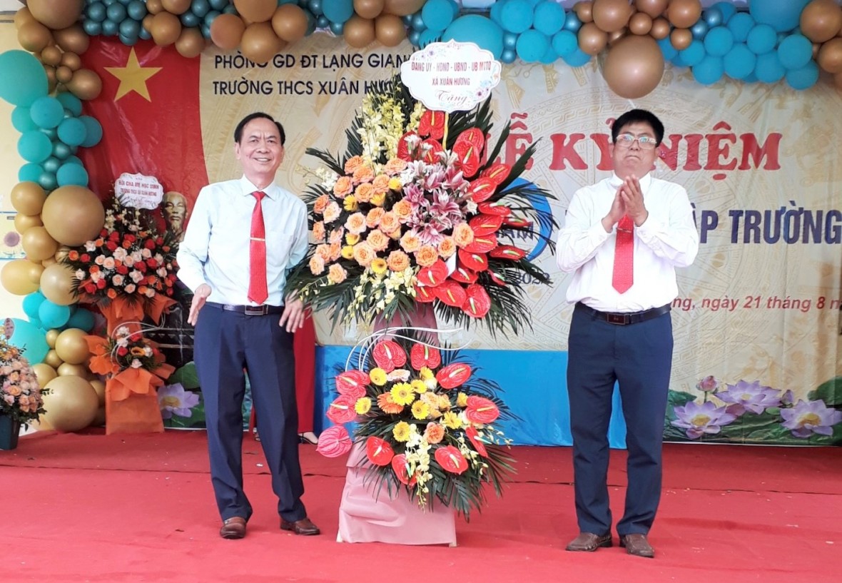 : Phạm Văn Thắng - Bí thư đảng uỷ - chủ tịch HĐND xã Xuân Hương tặng hoa chúc mừng
