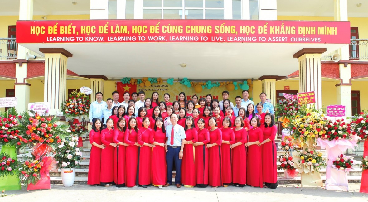 Thầy Nguyễn Văn Hà – Hiệu Trưởng ( đứng ở giữa) cùng toàn bộ các thầy giáo, cô giáo, cán bộ viên chức.