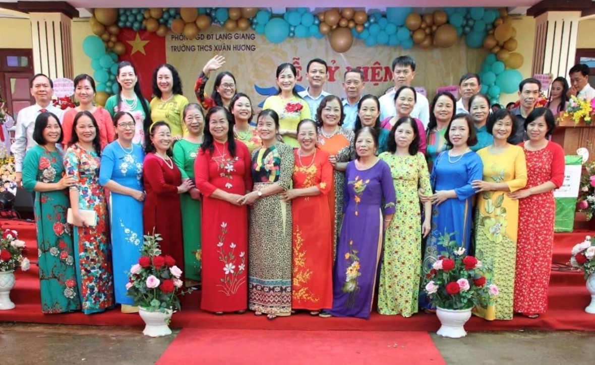 Các thế hệ thầy giáo, cô giáo, cán bộ viên chức của trường THCS Xuân Hương.