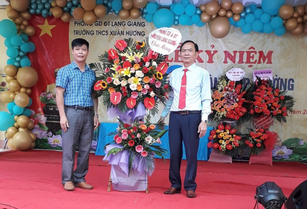(Lãnh đạo Phòng GD&ĐT Huyện Lạng Giang tặng hoa chúc mừng Trường THCS Xuân Hương. 
