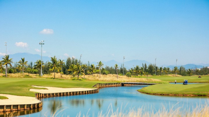 Sân Nicklaus thuộc BRG Danang Golf Resort được thiết kế theo dạng bờ kè.