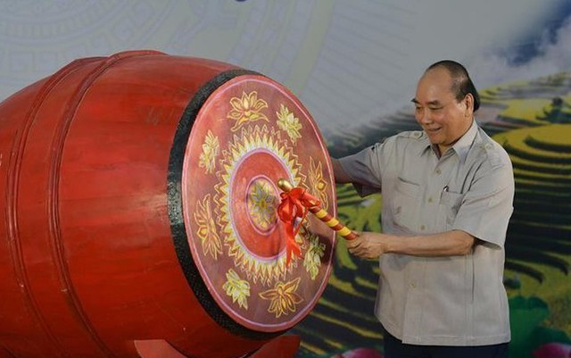 Chủ tịch nước Nguyễn Xuân Phúc đánh trống khai giảng năm học mới