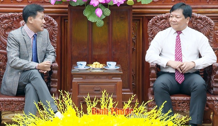 Chủ tịch Tập đoàn CBD ROBOTICS Võ Huy Phúc (trái) trao đổi cùng Phó Chủ tịch UBND tỉnh Bình Phước Trần Văn Mi về đề xuất thực hiện Dự án “Bình Phước Smart IT Park”.