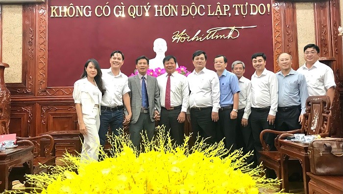 Phó Chủ tịch UBND tỉnh Trần Văn Mi (thứ 4, trái sang) cùng lãnh đạo các sở, ban, ngành của tỉnh Bình Phước và lãnh đạo Tập đoàn CBD ROBOTICS.