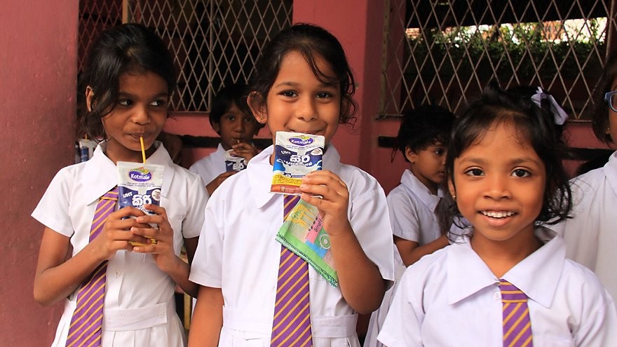  61 triệu trẻ em ở 41 quốc gia khác nhau đã được tặng sữa hoặc đồ uống bổ dưỡng đóng trong hộp giấy Tetra Pak thông qua các chương trình dinh dưỡng học đường.