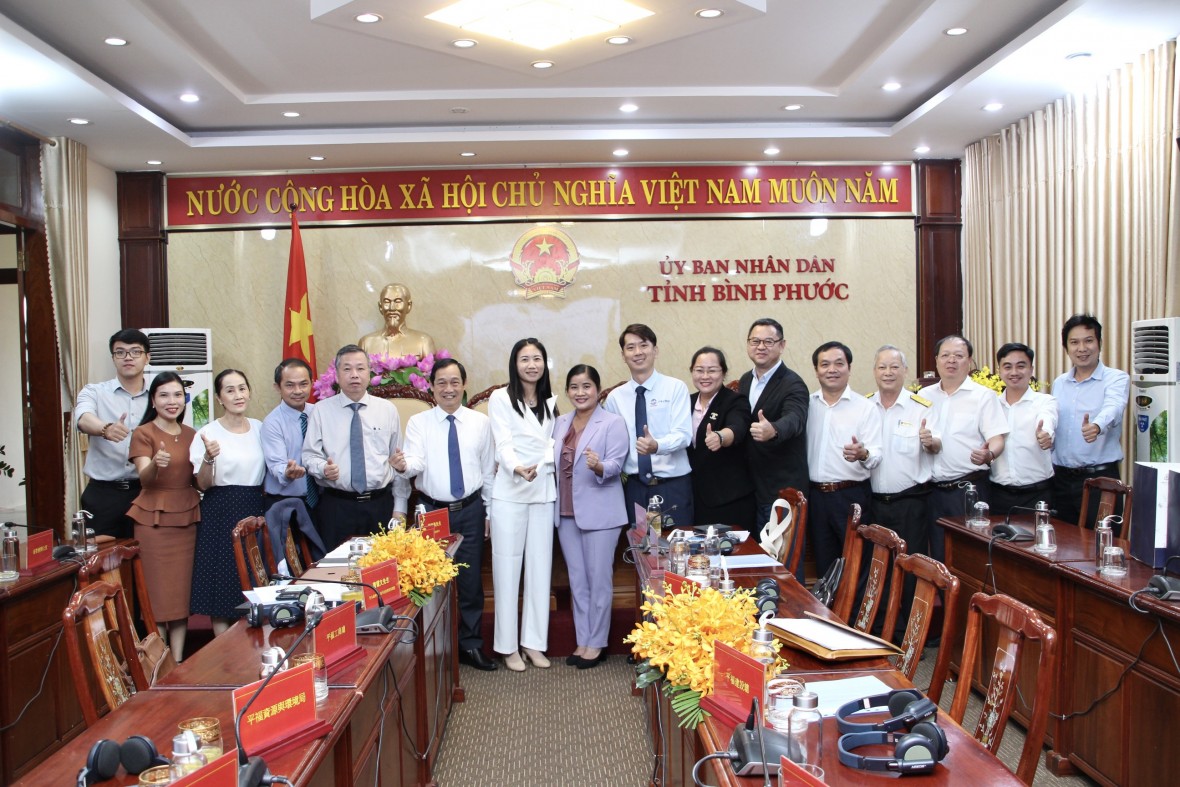 . Lãnh đạo tỉnh Bình Phước chụp hình lưu niệm cùng các đại biểu tham dự Hội thảo.