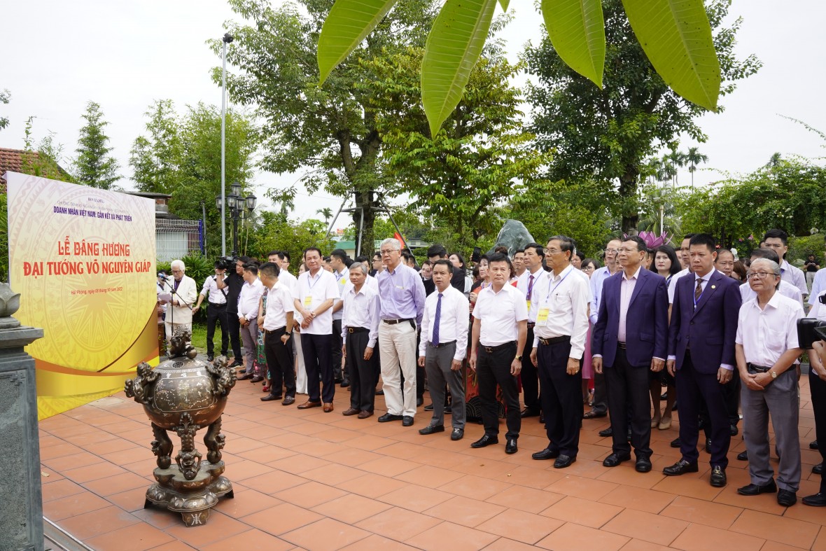 Các đại biểu thực hiện nghi lễ dâng hương lên anh linh Đại tướng Võ Nguyên Giáp.