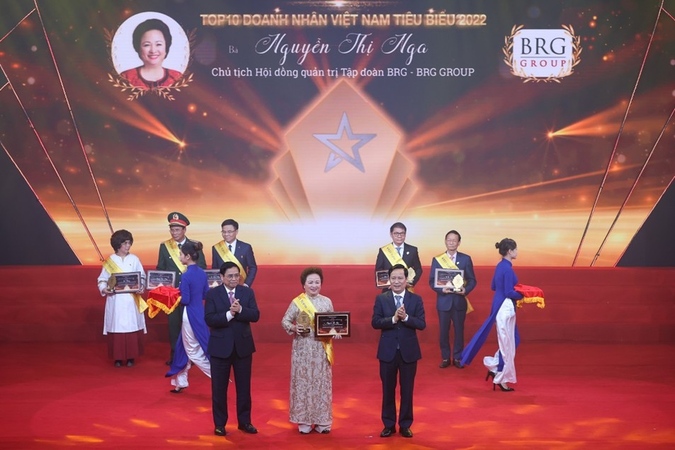 Madame Nguyễn Thị Nga, Chủ tịch Tập đoàn BRG, nhận danh hiệu “Top 10 Doanh nhân Tiêu Biểu Nhất Việt Nam năm 2022”