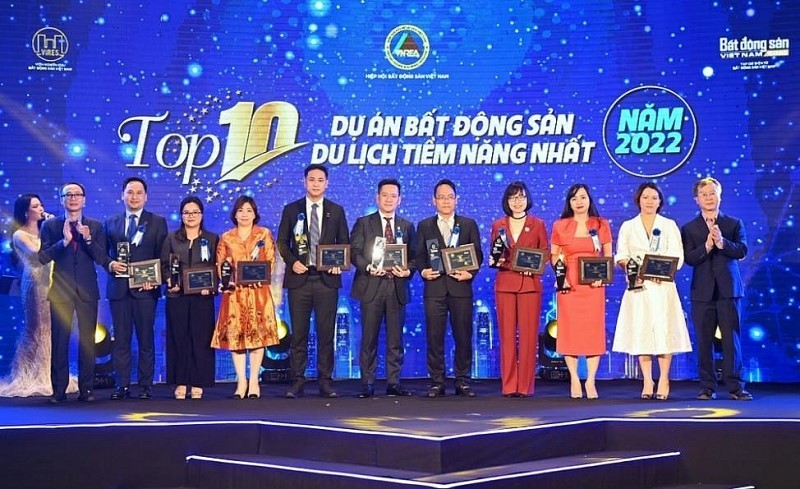 – Đại diện lãnh đạo Eurowindow Holding – Đơn vị phát triển dự án Wonder City Van Phong Bay nhận cúp và chứng nhận Top 10 Dự án Bất động sản du lịch tiềm năng nhất năm 2022