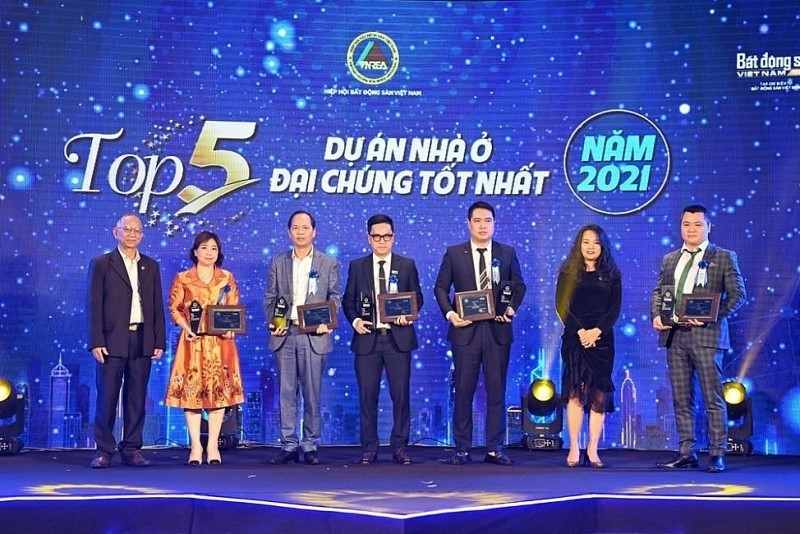 – Bà Nguyễn Thanh Mai – Phó TGĐ Công ty cổ phần Eurowindow Holding nhận cúp và chứng nhận danh hiệu Top 5 Dự án Nhà ở đại chúng tốt nhất năm 2021