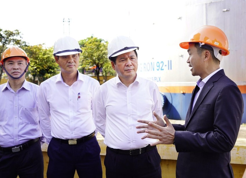 Bộ trưởng Nguyễn Hồng Diên khảo sát và làm việc tại Công ty Xăng dầu khu vực 1