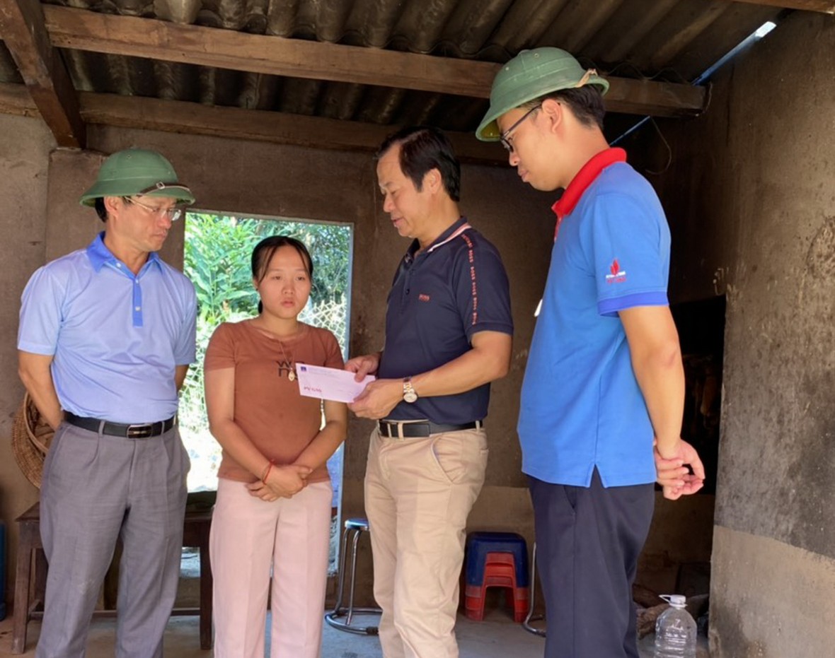  Ông Trần Xuân Thành – Chủ tịch Công đoàn, Chủ tịch Hội CCB PV GAS động viên và trao tặng hỗ trợ cho gia đình có người thiệt mạng do lũ cuốn.