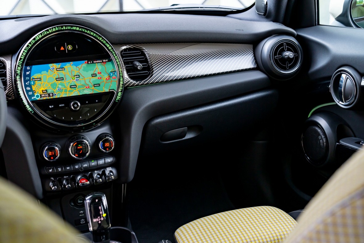 MINI Cooper S 5 cửa Resolute Edition trình làng, giá 2,3 tỷ đồng