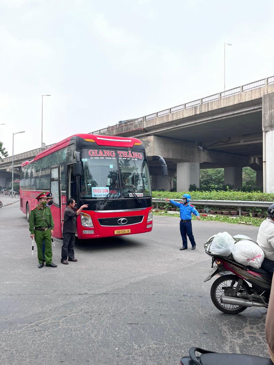 “Kích hoạt” liên ngành, dẹp “xe dù - bến cóc” quanh bến xe Giáp Bát