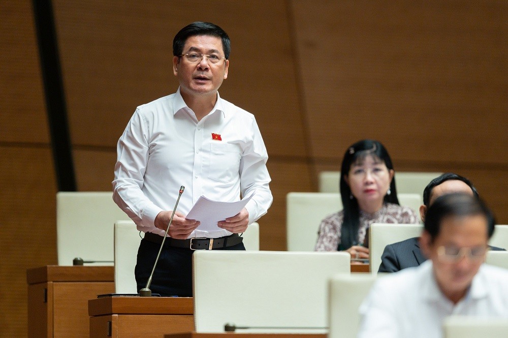 Bộ trưởng Nguyễn Hồng Diên giải đáp trước Quốc hội về thực trạng cung ứng xăng dầu