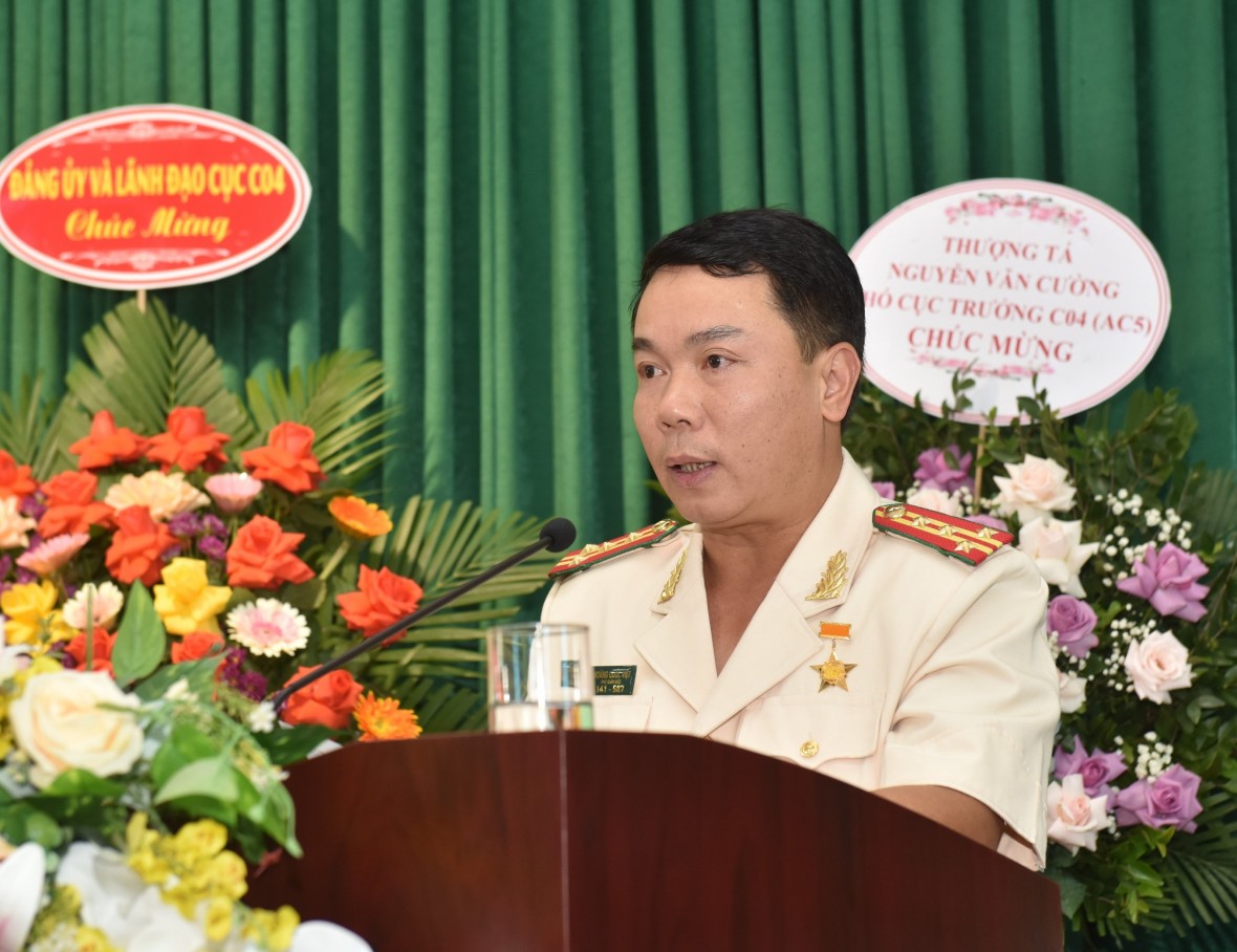 Đại tá Hoàng Quốc Việt phát biểu nhận nhiệm vụ.