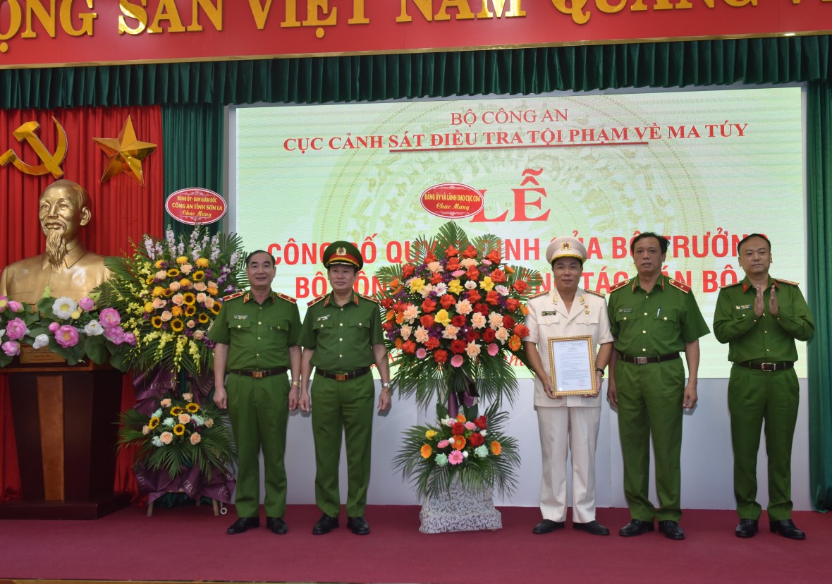 Thừa ủy quyền của lãnh đạo Bộ Công an, Thiếu tướng Nguyễn Văn Viện trao Quyết định của Bộ trưởng Bộ Công an cho đồng chí Đại tá Hoàng Quốc Việt.