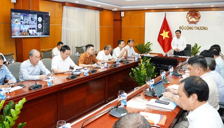 Bộ trưởng Bộ Công Thương Nguyễn Hồng Diên chủ trì cuộc họp về nguồn cung xăng dầu chiều 2/11 - Ảnh: VGP/PT