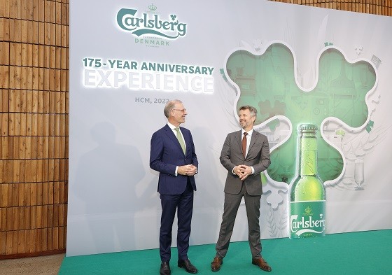 Chủ tịch tập đoàn Carlsberg - Ông Cees 't Hart đón tiếp Thái tử kế vị của Đan Mạch tại sự kiện kỷ niệm 175 năm thành lập