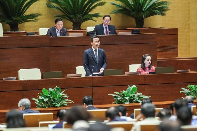 Bộ trưởng Bộ Thông tin và Truyền thông (TT&TT) Nguyễn Mạnh Hùng tại phiên trả lời chất vấn sáng 4/11. Ảnh: VGP/Nhật Bắc