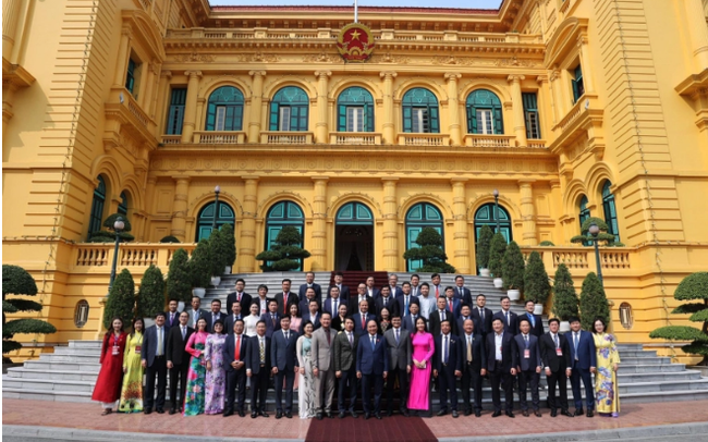 Chủ tịch nước Nguyễn Xuân Phúc với các đại biểu.