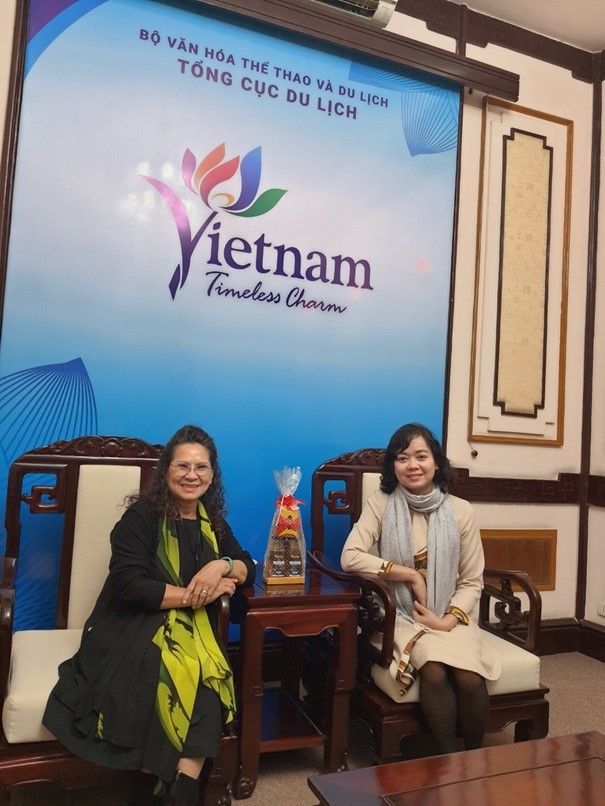 Samy cũng có cơ hội được Chủ tịch Hiệp Hội Dừa Việt Nam – Cô Nguyễn Thị Kim Thanh giới thiệu bộ sản phẩm Samy làm quà tặng Quốc gia với Tổng cục du lịch.