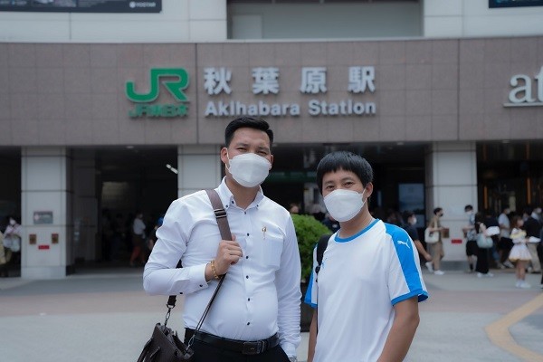 Giám đốc Nguyễn Văn Duy (trái) cùng người lao động trong chuyến thăm Nhật Bản.