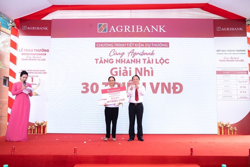 Ông Trần Văn Đức - Phó Giám đốc phụ trách điều hành Agribank chi nhánh tỉnh Nghệ An trao giải Nhì cho khách hàng trúng thưởng của Chương trình.