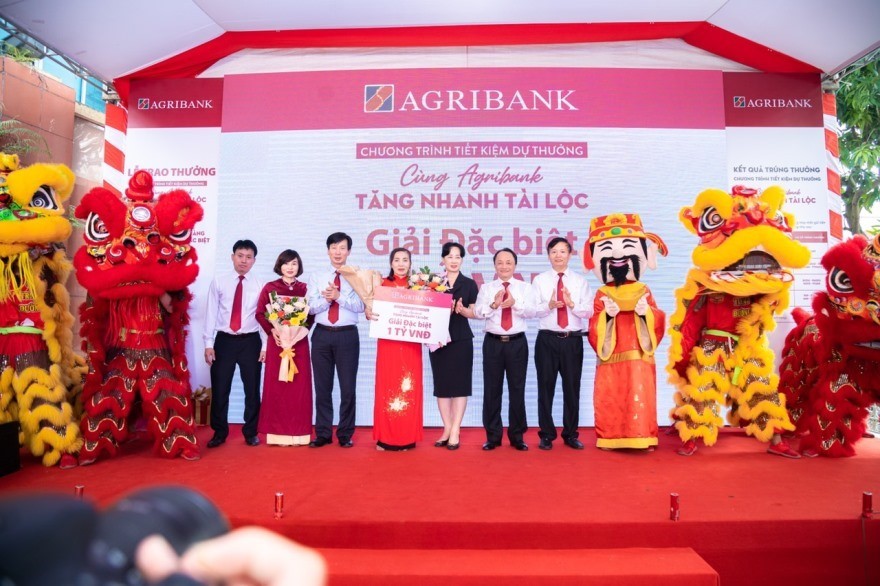 Lãnh đạo Agribank và Lãnh đạo tỉnh Nghệ An trao thưởng và chúc mừng khách hàng Hoàng Thị Bình.