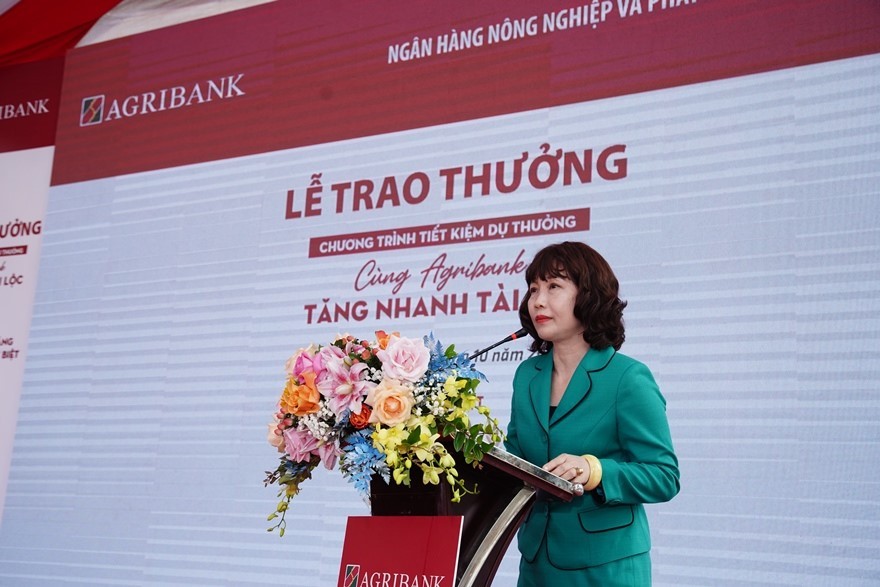 Bà Nguyễn Thị Thu Thu - Giám đốc NHNN tỉnh Nghệ An chúc mừng Agribank tổ chức thành công chương trình Tiết kiệm dự thưởng và chúc mừng khách hàng trúng thưởng.
