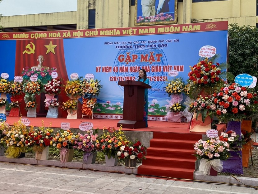 (KDPT) - Sáng 19/11, Trường THCS Liên Bảo (Vĩnh Phúc) đã long trọng tổ chức lễ kỷ niệm 40 năm ngày Nhà giáo Việt Nam (20/11/1982 - 20/11/2022), nhằm g