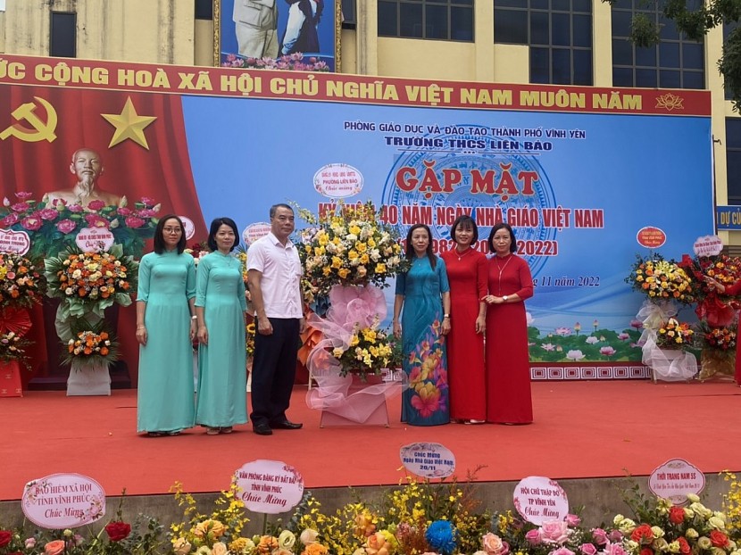 (KDPT) - Sáng 19/11, Trường THCS Liên Bảo (Vĩnh Phúc) đã long trọng tổ chức lễ kỷ niệm 40 năm ngày Nhà giáo Việt Nam (20/11/1982 - 20/11/2022), nhằm g