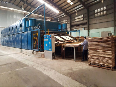 Ván ép phủ phim An Thành được sản xuất bằng dây chuyền máy móc hiện đại.