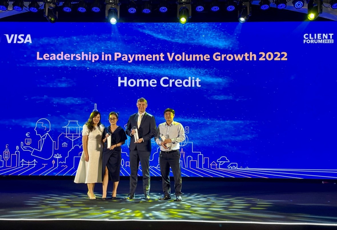  Ông Roman Knaus (thứ 2 từ phải qua) – Trưởng Phòng Quản lý Quan hệ khách hàng & Phát triển sản phẩm Home Credit Việt Nam nhận cúp giải thưởng từ đại diện Visa.