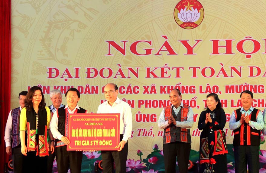 Đại diện Agribank, đồng chí Trần Văn Thịnh – Phó bí thư Thường trực Đảng ủy trao tặng 100 căn nhà đại đoàn kết với tổng trị giá 05 tỷ đồng.