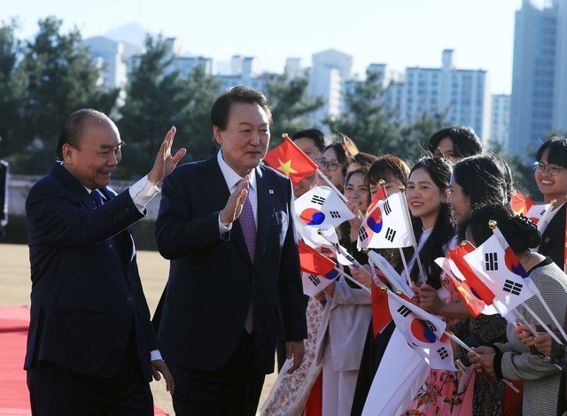 Chủ tịch nước Nguyễn Xuân Phúc và Tổng thống Yoon Suk Yeol tại lễ đón