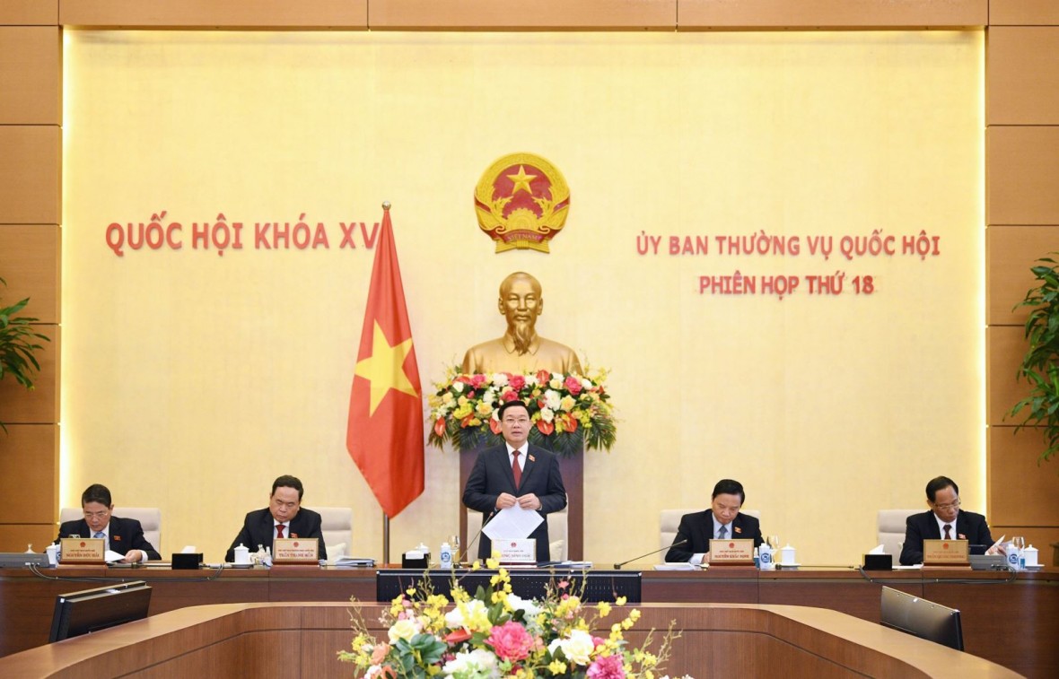 Đồng chí Vương Đình Huệ - Chủ tịch Quốc hội và các đồng chí Phó Chủ tịch Quốc hội đã chủ trì và điều hành Phiên họp thứ 18 của Ủy ban Thường vụ Quốc hội..