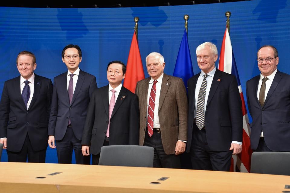 Bộ trưởng Bộ TN&MT Trần Hồng Hà (thứ 3 từ trái qua) cùng đại diện các đối tác quốc tế trong buổi lễ Thông qua Tuyên bố của JETP Việt Nam tại Brussels (Bỉ).